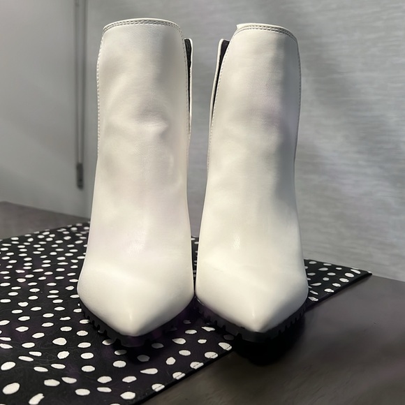 White leather boot - Picture 2 of 6